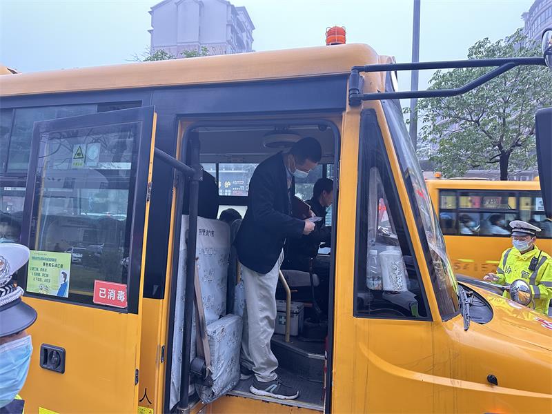 2023年春季開學(xué)校車聯(lián)合檢查 3.jpg